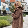Alisha kabát aranybarna – Hosszított bukléhatású női kabát steppelt betéttel – Innova Fashion – 2. kép